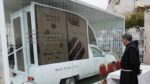 <p>Папамобилът на Франциск става мобилен здравен център&nbsp;</p>