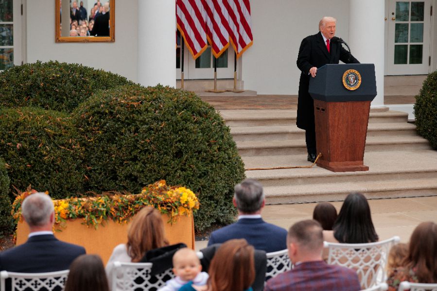 <p>Тръмп помилва пуйки, но не пощади политическите си опоненти.</p>