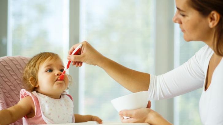 Колко хранения трябва да има бебето на 6 месеца?