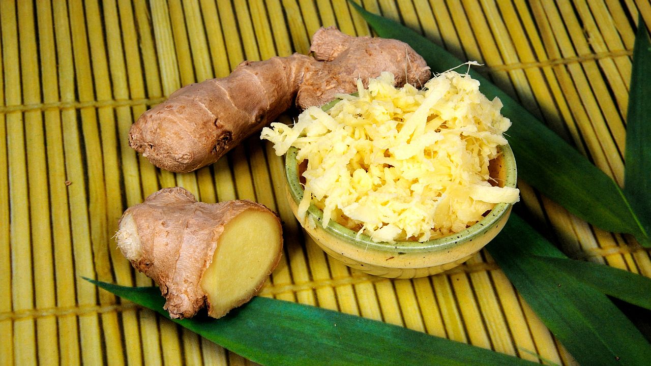 <p><strong>Джинджифил</strong></p>

<p>Нови изследвания показват, че джинджифилът и неговият химичен компонент джинджерол могат да стимулират производството на GLP-1, което от своя страна има хипогликемичен ефект, вероятно това обяснява защо джинджифилът отдавна се препоръчва на диабетици.</p>