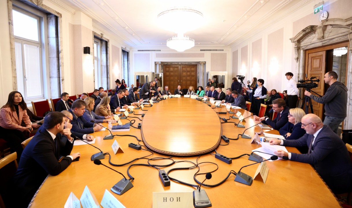 <p>До скандал между опозицията и управляващите се стигна в Комисията по бюджет и финанси, която се провежда в почивката на заседанието на Народното събрание.</p>