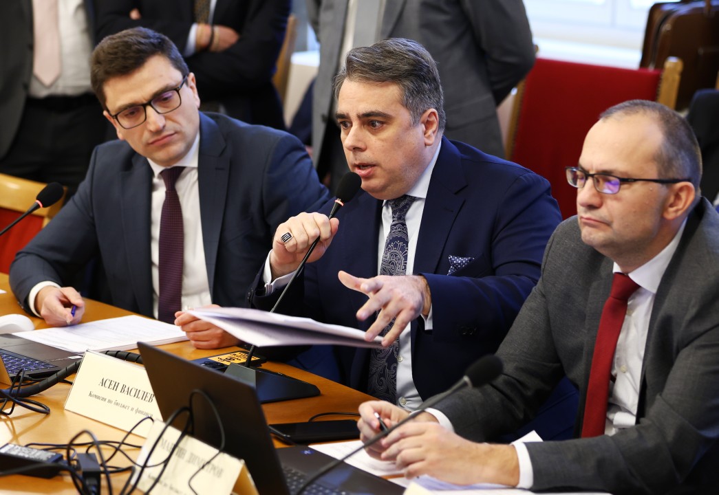 <p>До скандал между опозицията и управляващите се стигна в Комисията по бюджет и финанси, която се провежда в почивката на заседанието на Народното събрание.</p>