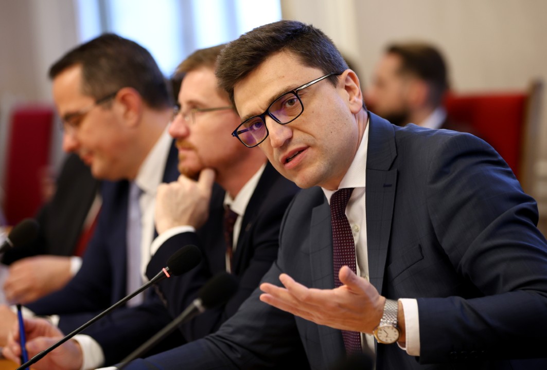 <p>До скандал между опозицията и управляващите се стигна в Комисията по бюджет и финанси, която се провежда в почивката на заседанието на Народното събрание.</p>