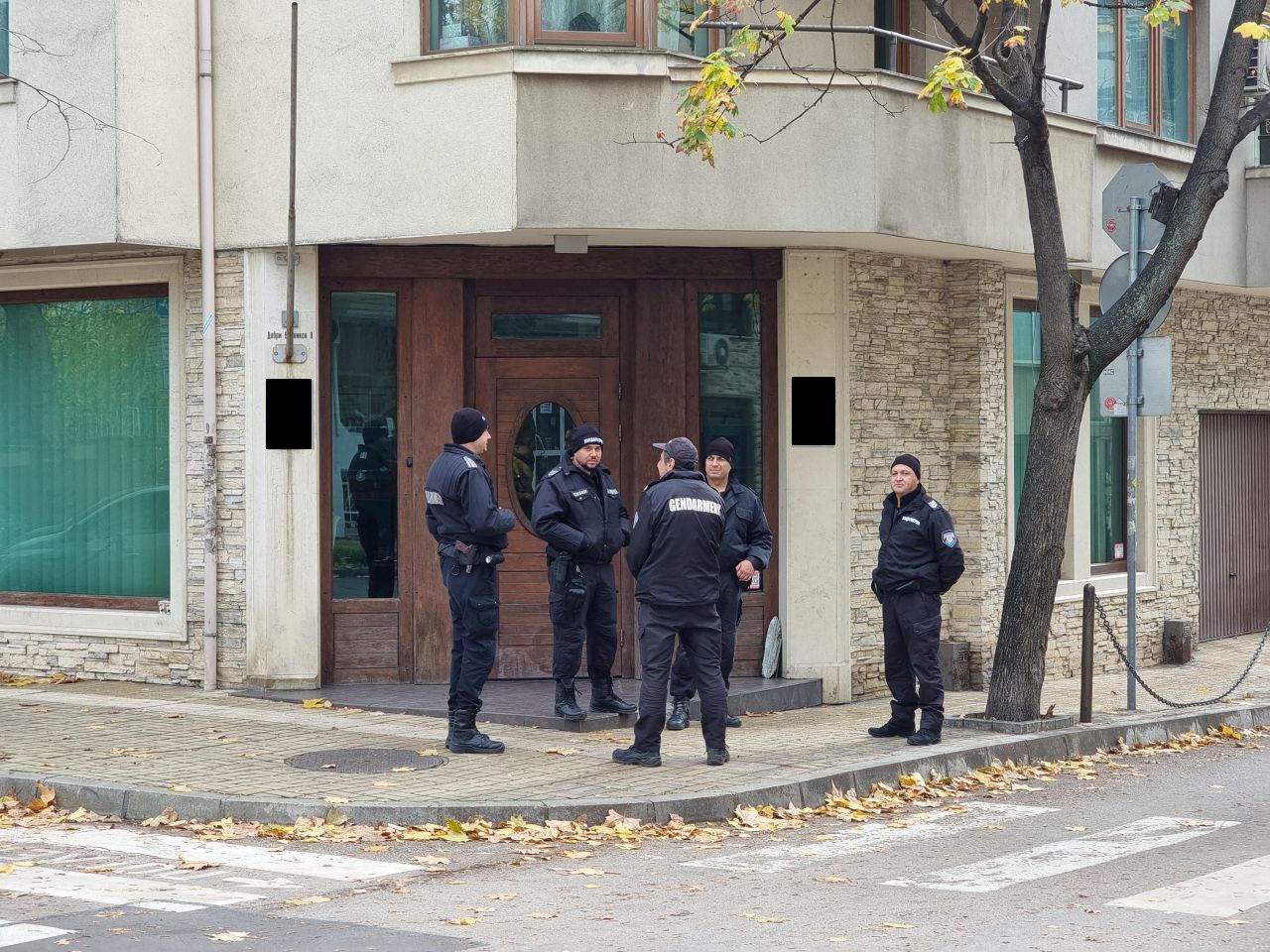 <p>Обиски във &bdquo;Величие&ldquo;: Кадри от акцията срещу имотни измами и пране на пари</p>