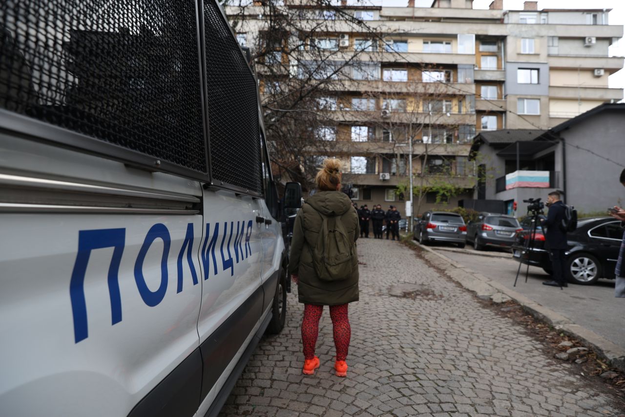 <p>Обиски във &bdquo;Величие&ldquo;: Кадри от акцията срещу имотни измами и пране на пари</p>