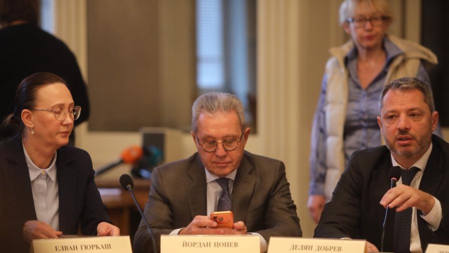 Скандал между управляващи и опозиция...