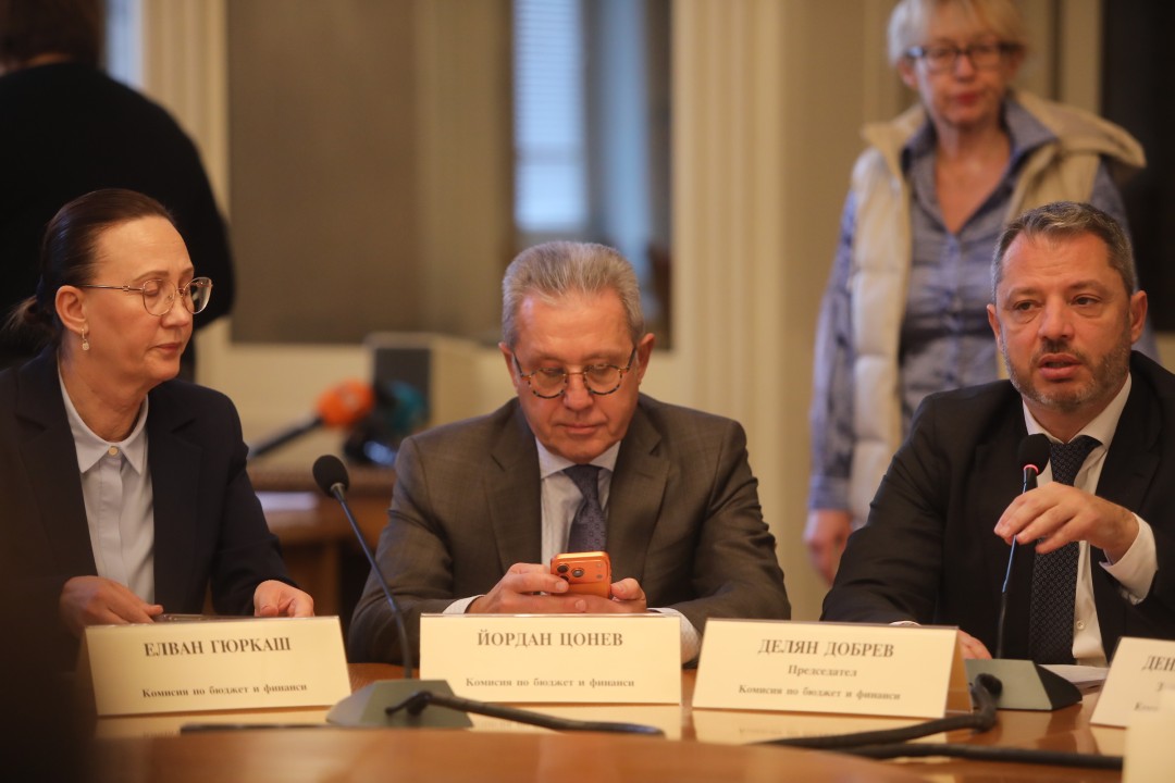 До скандал между опозицията и управляващите се стигна в Комисията по бюджет и финанси, която се провежда в почивката на заседанието на Народното събрание.
