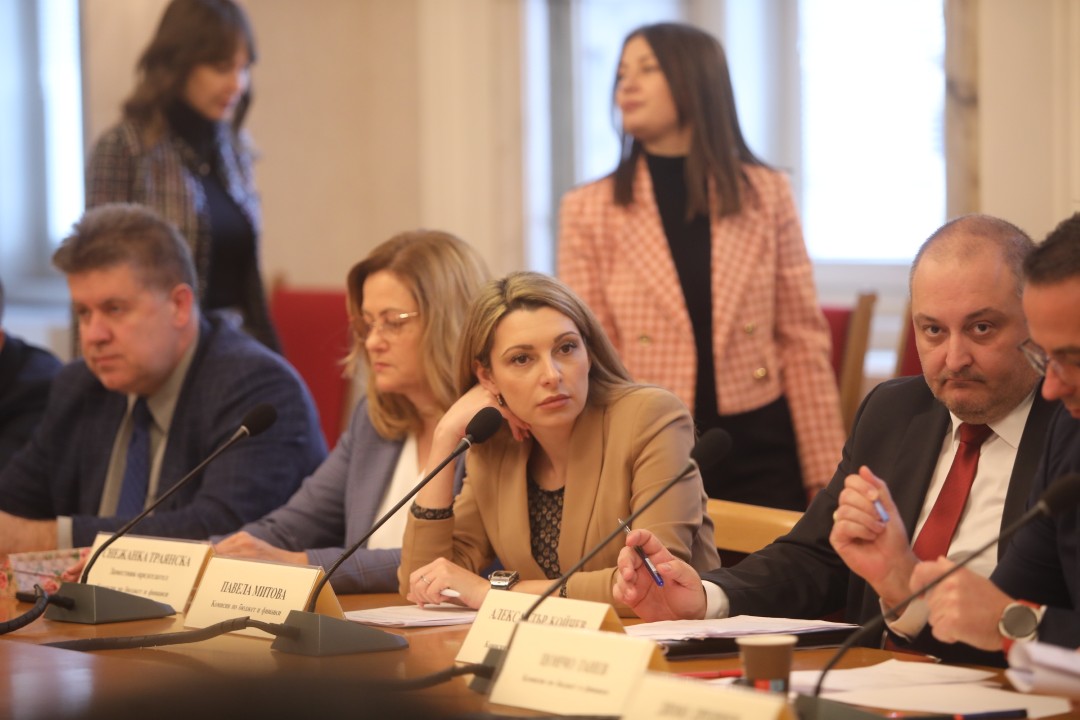 До скандал между опозицията и управляващите се стигна в Комисията по бюджет и финанси, която се провежда в почивката на заседанието на Народното събрание.