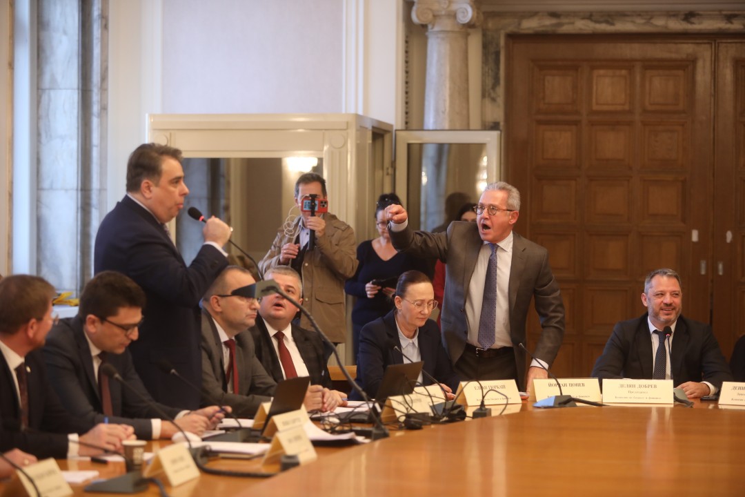До скандал между опозицията и управляващите се стигна в Комисията по бюджет и финанси, която се провежда в почивката на заседанието на Народното събрание.