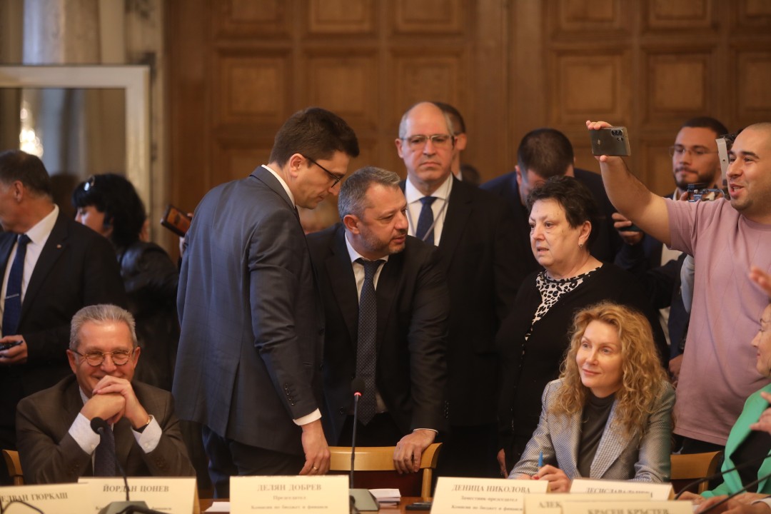 До скандал между опозицията и управляващите се стигна в Комисията по бюджет и финанси, която се провежда в почивката на заседанието на Народното събрание.