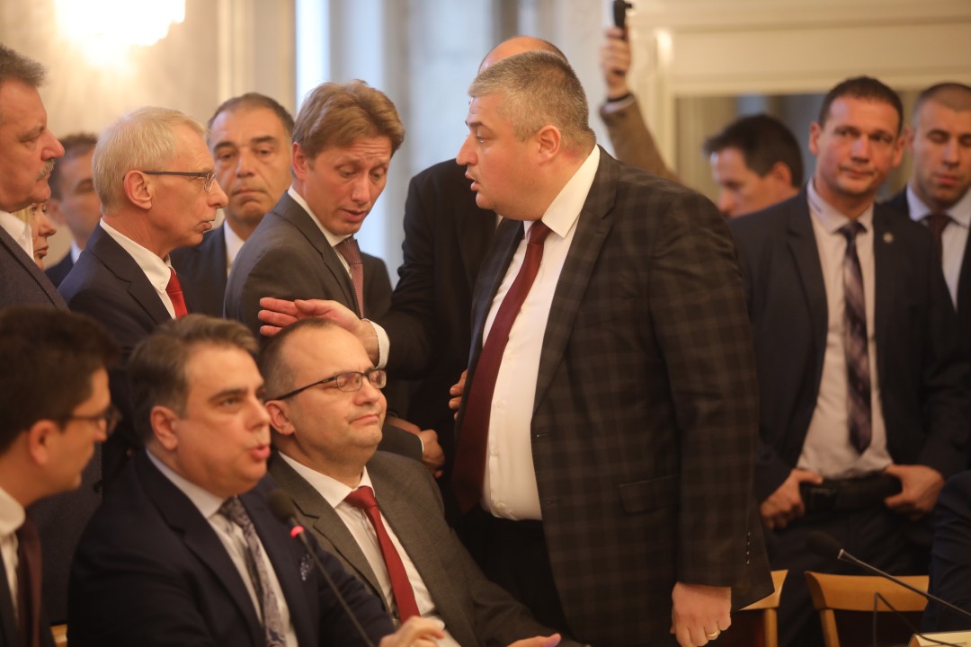 До скандал между опозицията и управляващите се стигна в Комисията по бюджет и финанси, която се провежда в почивката на заседанието на Народното събрание.