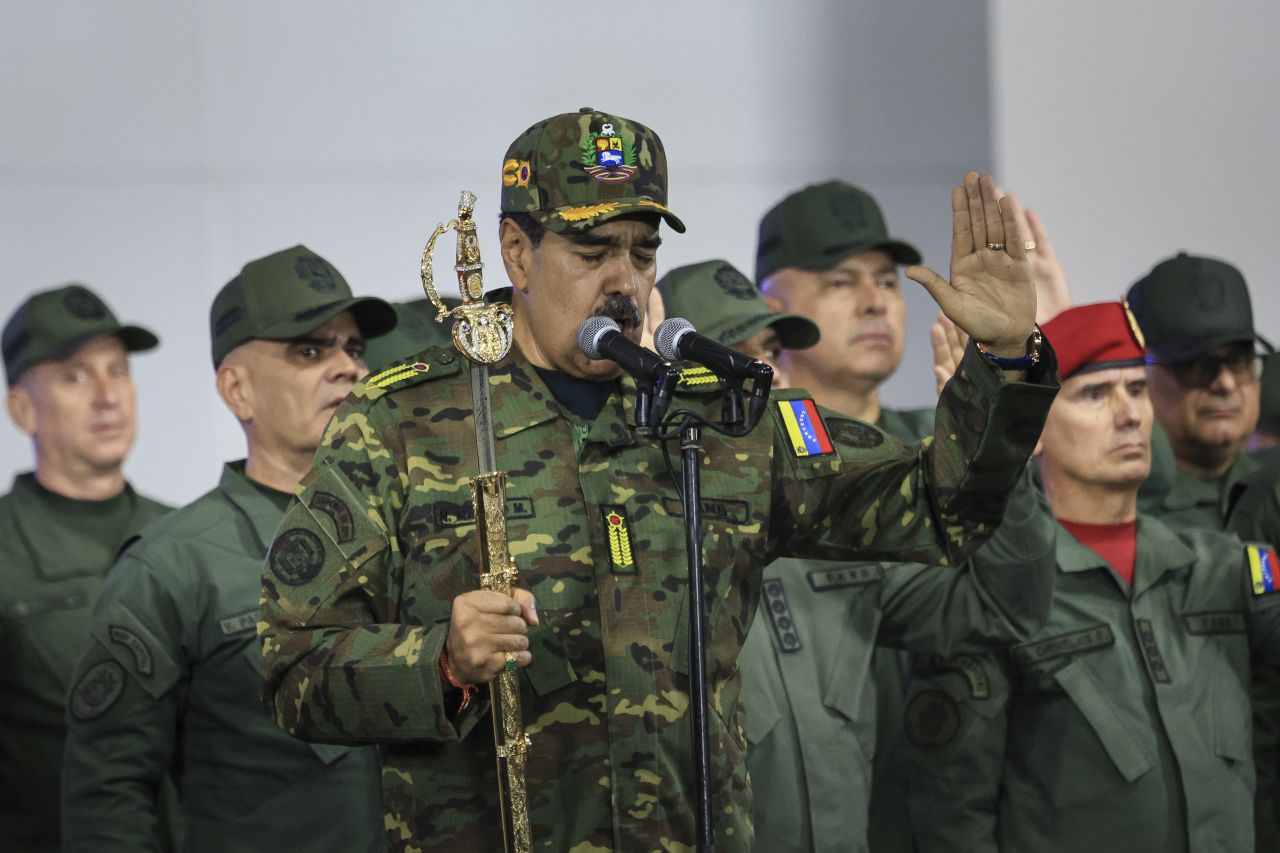 <p>Мадуро размахва меч и се заклева да се противопостави на всеки опит на САЩ да свалят правителството му</p>