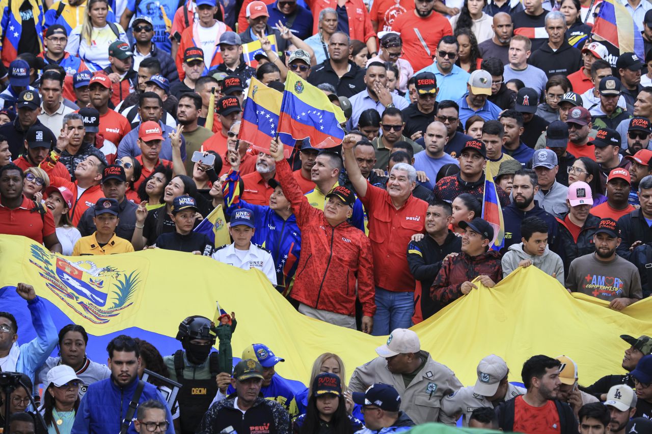 <p>Мадуро размахва меч и се заклева да се противопостави на всеки опит на САЩ да свалят правителството му</p>