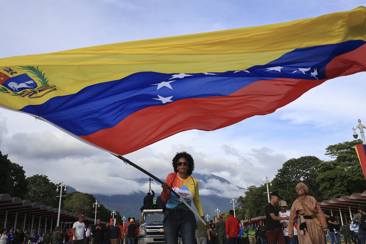 <p>Мадуро размахва меч и се заклева да се противопостави на всеки опит на САЩ да свалят правителството му</p>