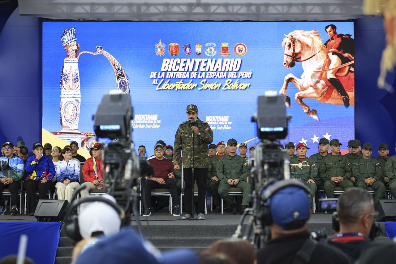 <p>Мадуро размахва меч и се заклева да се противопостави на всеки опит на САЩ да свалят правителството му</p>
