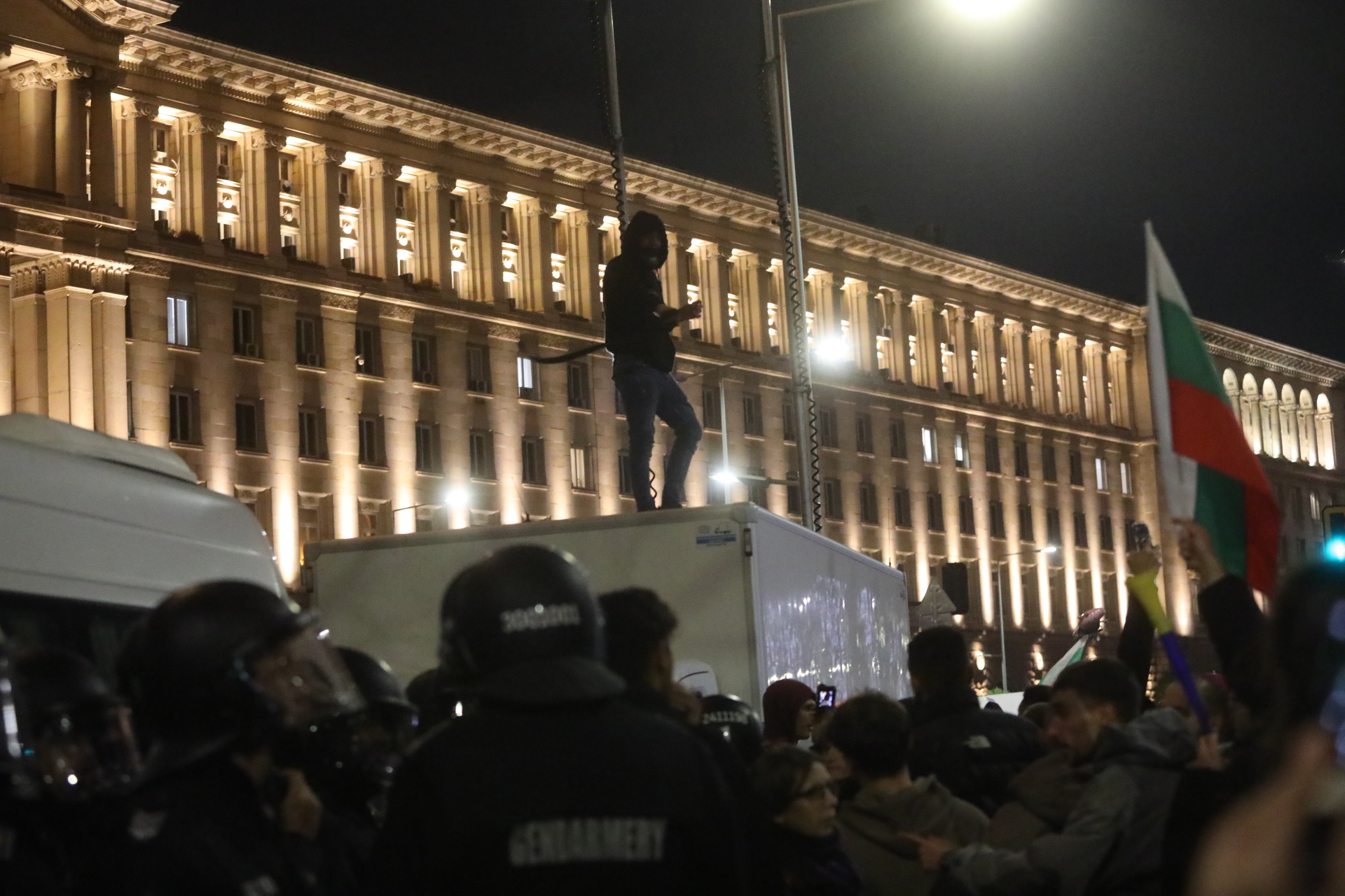 <p>Протест срещу Бюджет 2026 - "Триъгълникът на властта" под обсада.</p>