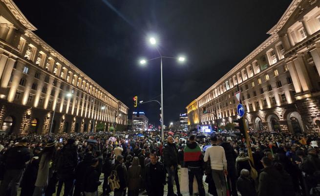 Недоволството на протестиращите - хиляди българи в 15 града скочиха срещу Бюджет 2026