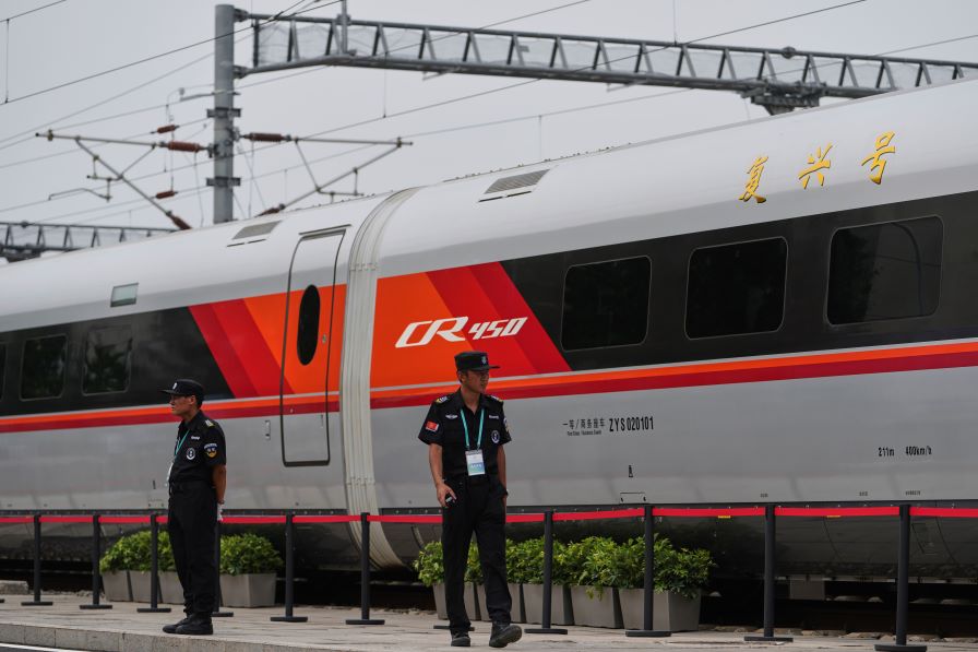 Тежък влаков инцидент в Китай, загинаха 11 души