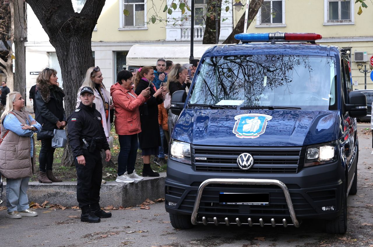 <p>С променена визия и усмивка - Благомир Коцев влезе в Окръжния съд във Варна</p>
