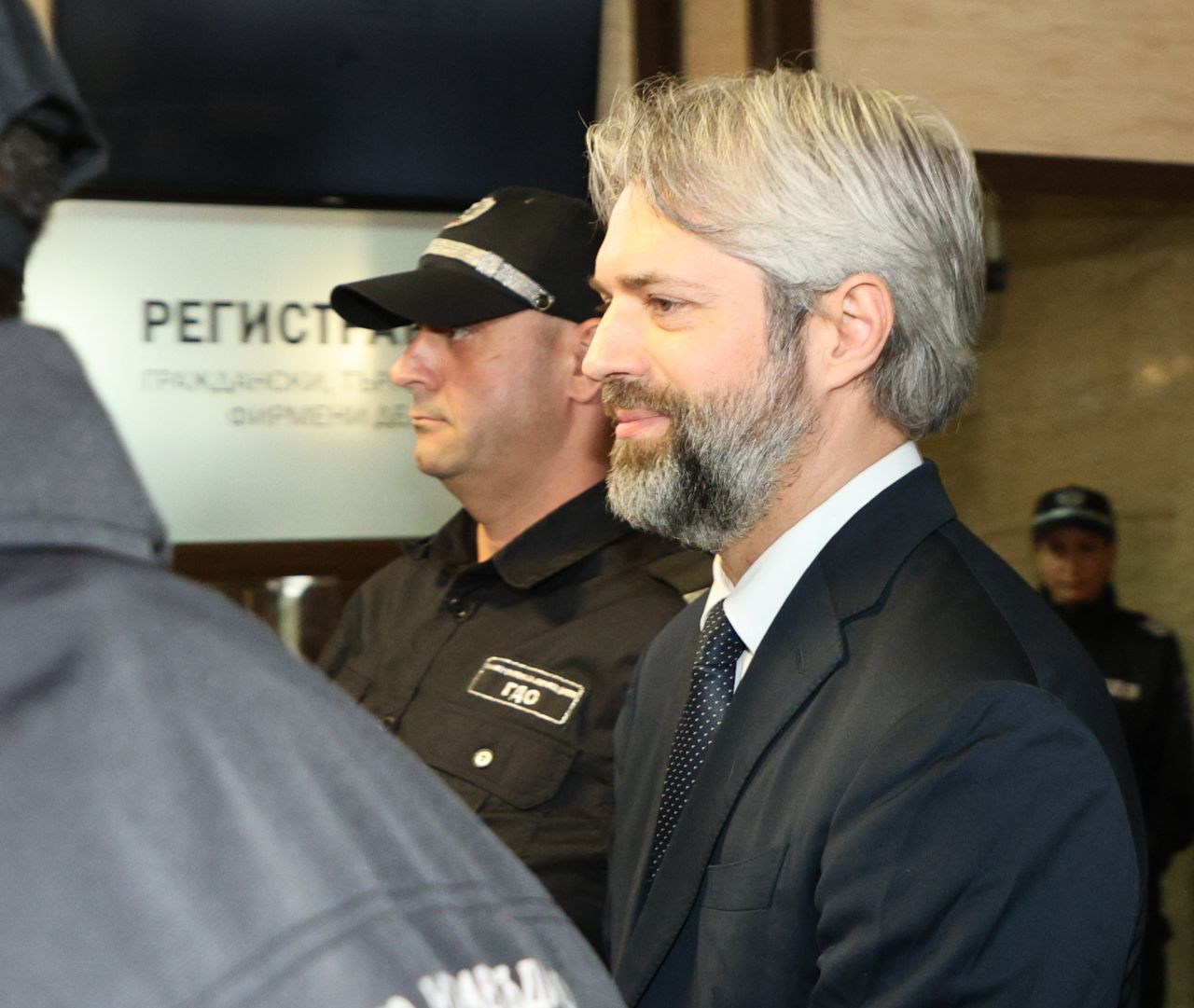 <p>С променена визия и усмивка - Благомир Коцев влезе в Окръжния съд във Варна</p>