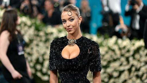 Сидни Суини показа извивките си в изрязан бански (СНИМКИ)