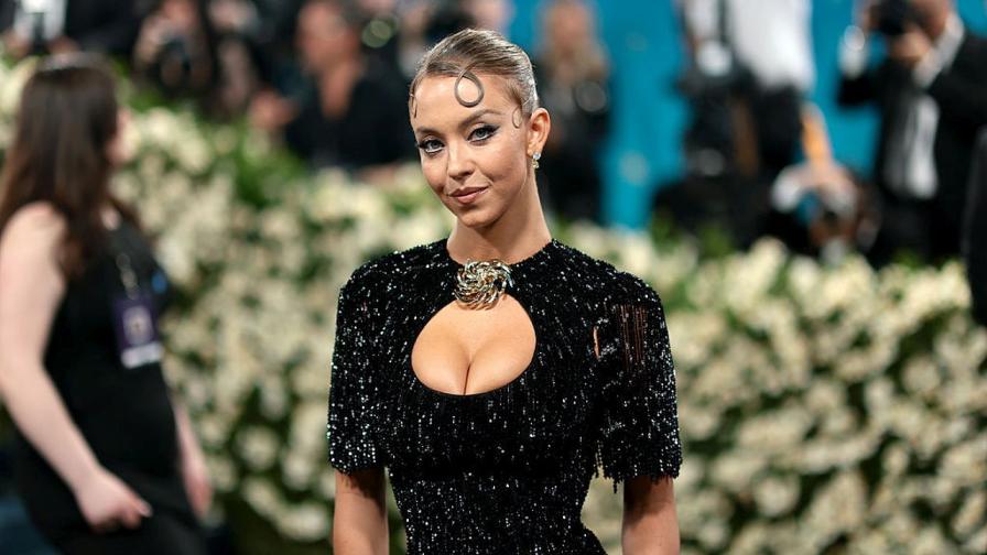 Сидни Суини показа извивките си в изрязан бански (СНИМКИ)