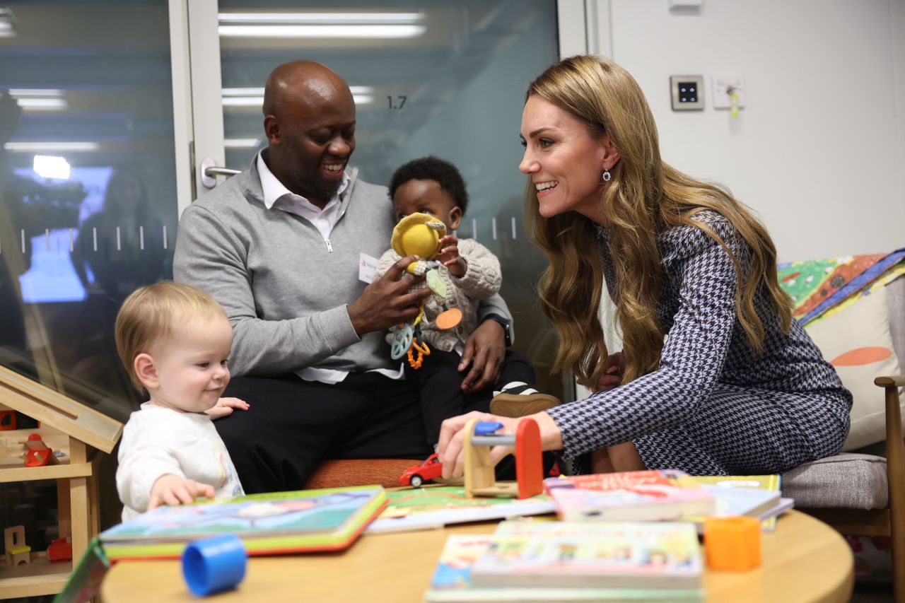 <p>През последните дни се говореше много за това, че Кейт Мидълтън не придружи съпруга си, принц Уилям, по време на последното му посещение в Уелс. Сега обаче принцесата се връща към работните си ангажименти и го прави в Лондон, посещавайки благотворителната организация Anna Freud. Последната ѝ поява до този момент беше на събитие, което буквално остави всички без думи</p>