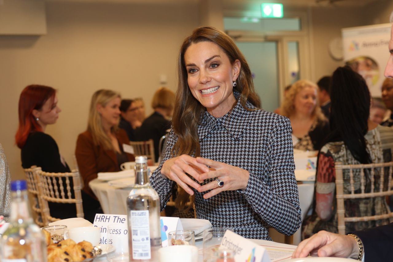 <p>През последните дни се говореше много за това, че Кейт Мидълтън не придружи съпруга си, принц Уилям, по време на последното му посещение в Уелс. Сега обаче принцесата се връща към работните си ангажименти и го прави в Лондон, посещавайки благотворителната организация Anna Freud. Последната ѝ поява до този момент беше на събитие, което буквално остави всички без думи</p>