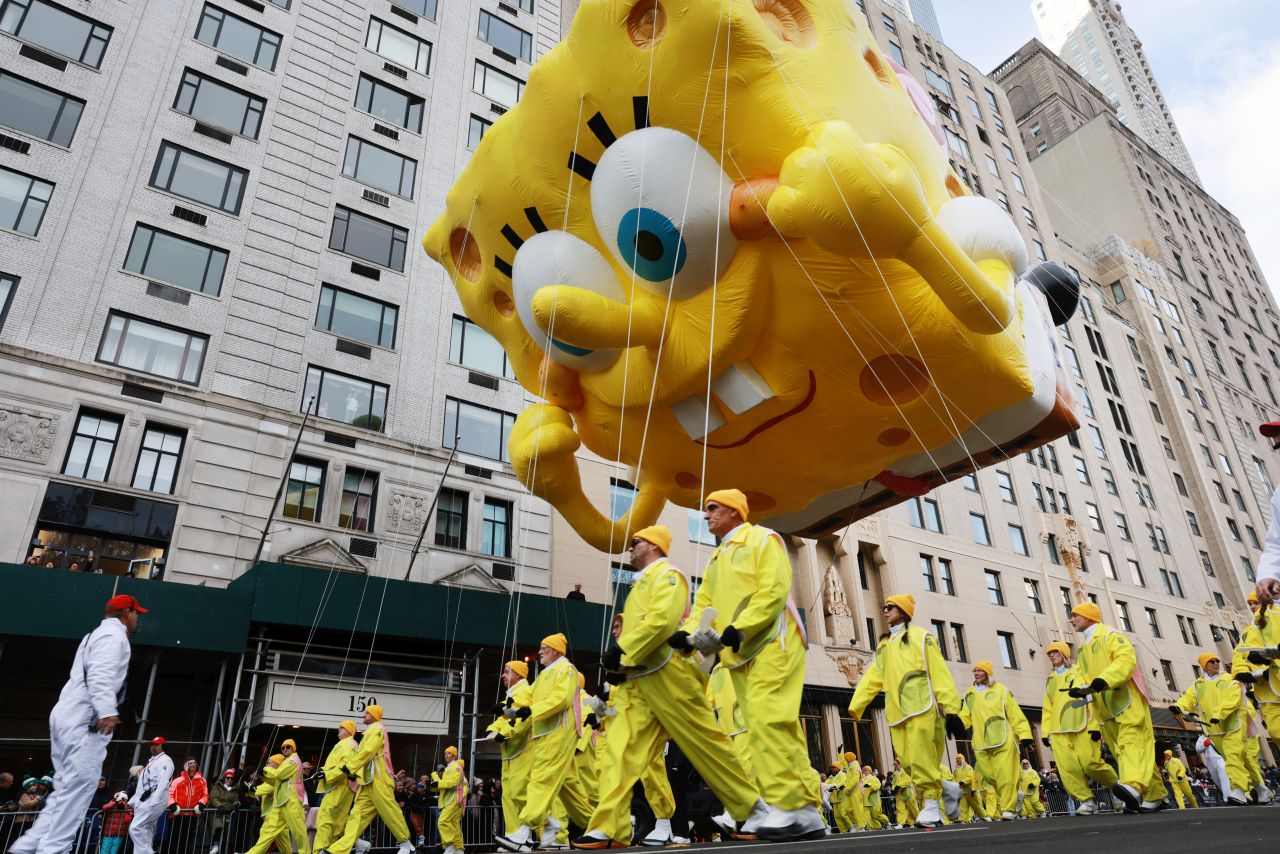 <p>Гигантски Спайдър-мен, Миньони и Спондж Боб превзеха Ню Йорк! Епични кадри от 99-ия парад на Macy&rsquo;s, каквито не сте виждали</p>