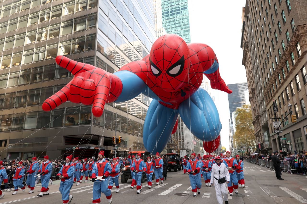 <p>Гигантски Спайдър-мен, Миньони и Спондж Боб превзеха Ню Йорк! Епични кадри от 99-ия парад на Macy&rsquo;s, каквито не сте виждали</p>
