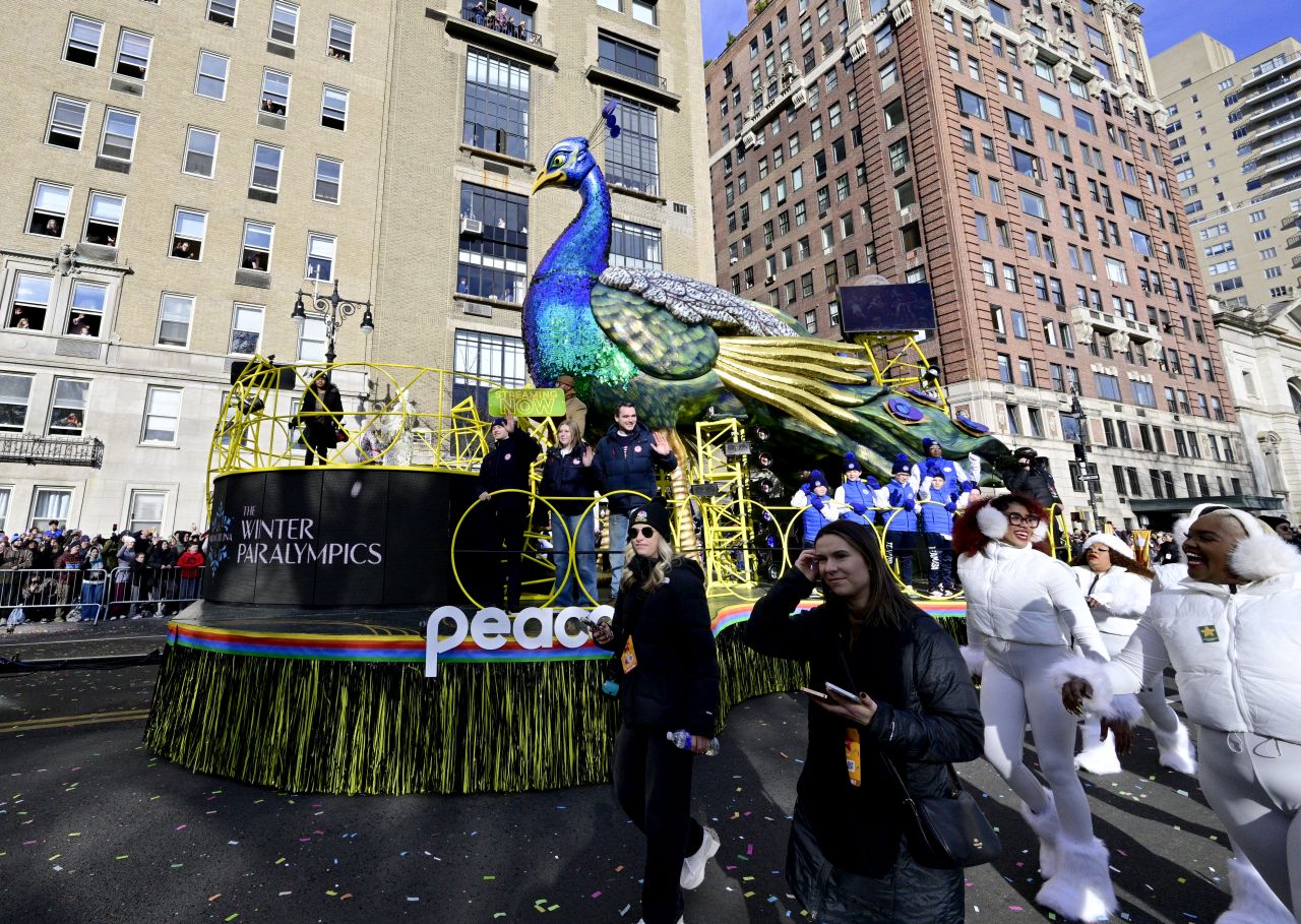 <p>Гигантски Спайдър-мен, Миньони и Спондж Боб превзеха Ню Йорк! Епични кадри от 99-ия парад на Macy&rsquo;s, каквито не сте виждали</p>