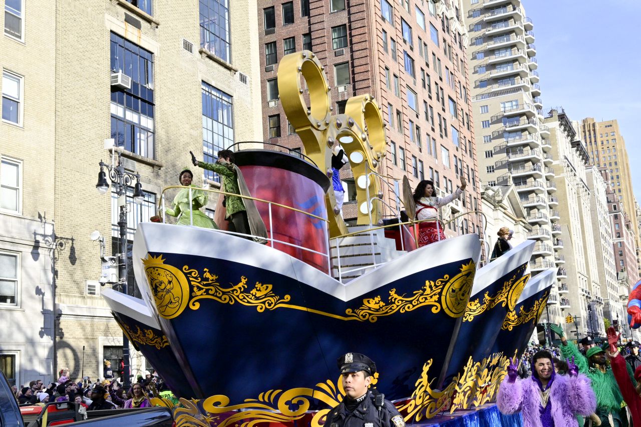 <p>Гигантски Спайдър-мен, Миньони и Спондж Боб превзеха Ню Йорк! Епични кадри от 99-ия парад на Macy&rsquo;s, каквито не сте виждали</p>