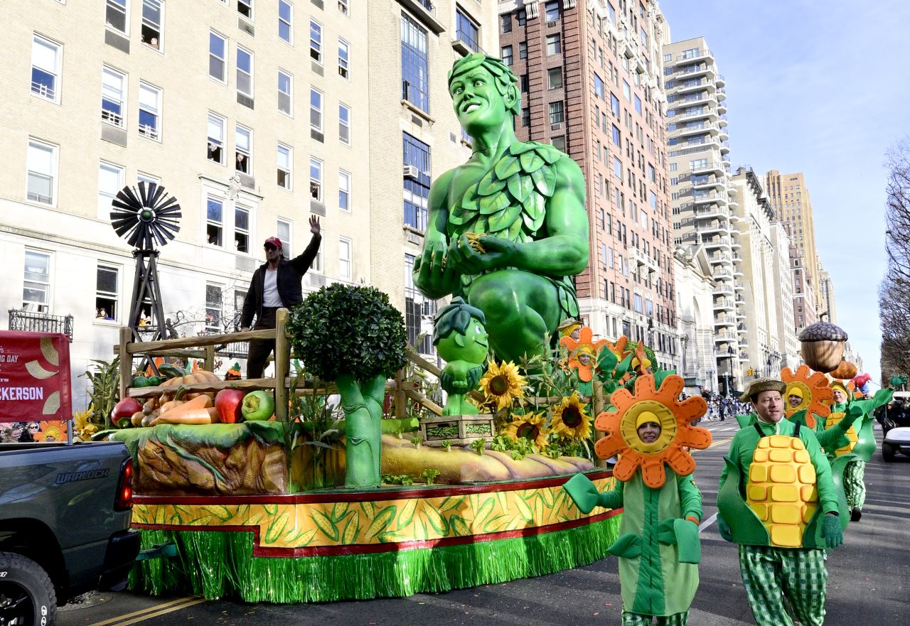 <p>Гигантски Спайдър-мен, Миньони и Спондж Боб превзеха Ню Йорк! Епични кадри от 99-ия парад на Macy&rsquo;s, каквито не сте виждали</p>