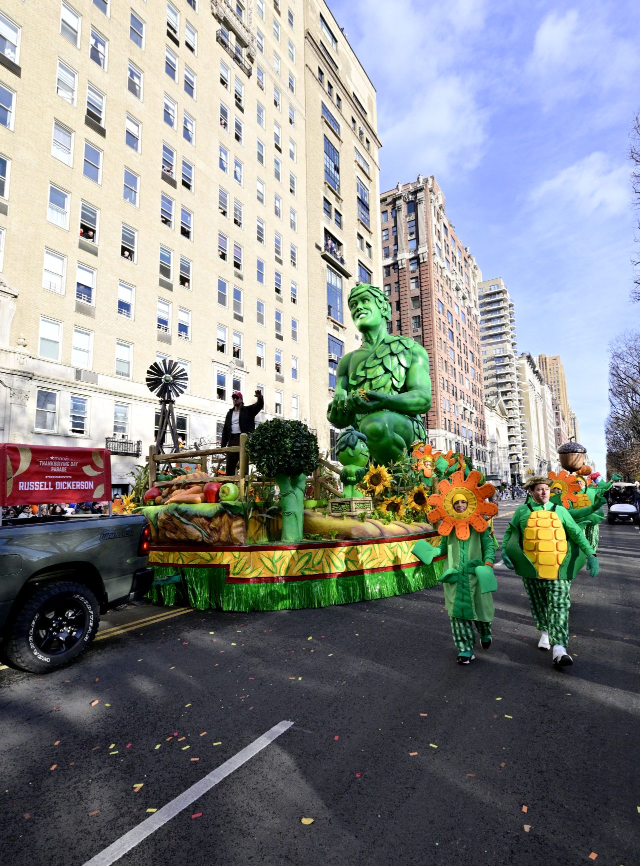 <p>Гигантски Спайдър-мен, Миньони и Спондж Боб превзеха Ню Йорк! Епични кадри от 99-ия парад на Macy&rsquo;s, каквито не сте виждали</p>