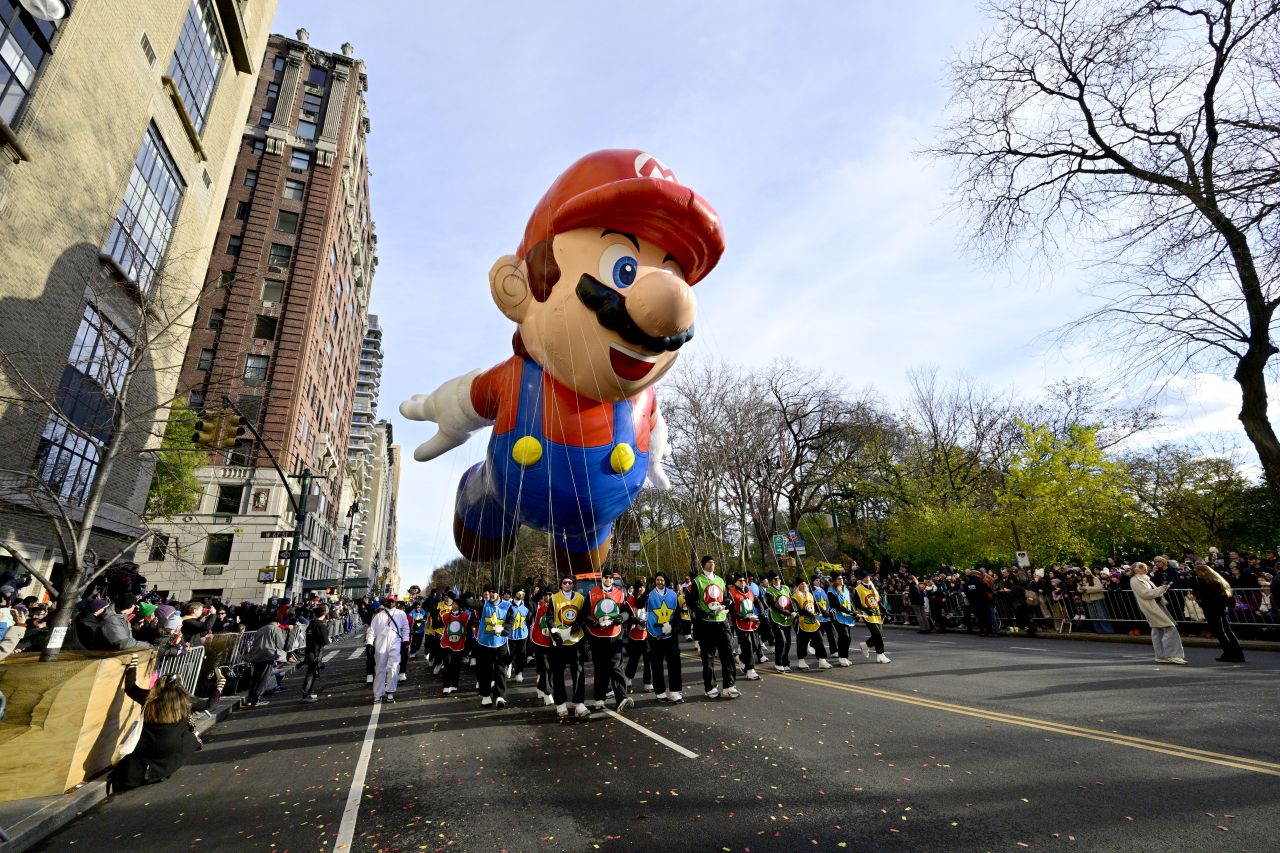 <p>Гигантски Спайдър-мен, Миньони и Спондж Боб превзеха Ню Йорк! Епични кадри от 99-ия парад на Macy&rsquo;s, каквито не сте виждали</p>
