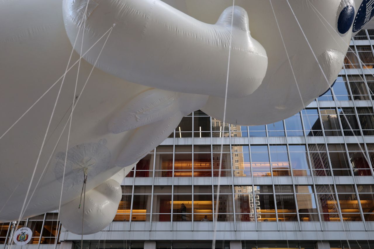 <p>Гигантски Спайдър-мен, Миньони и Спондж Боб превзеха Ню Йорк! Епични кадри от 99-ия парад на Macy&rsquo;s, каквито не сте виждали</p>