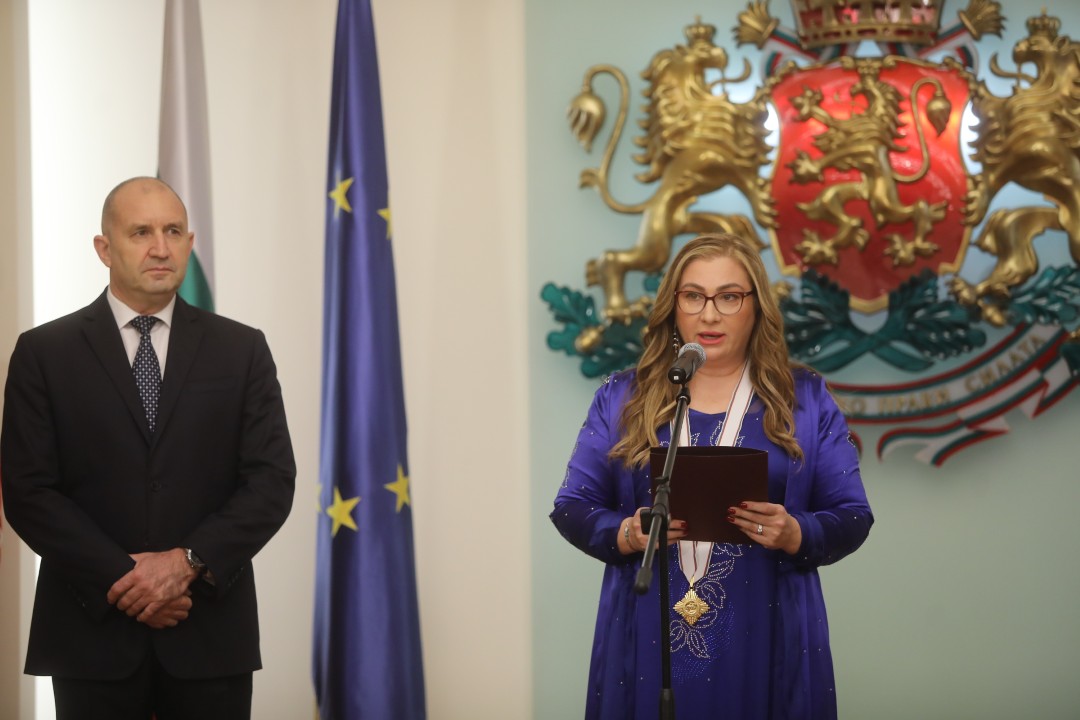 <p>Президентът Румен Радев удостои с орден &bdquo;Мадарски конник&ldquo; първа степен посланика на Ирак Лина Омар на церемония в Гербова зала. Държавното отличие се връчва на дипломата за нейните заслуги за развитието на двустранните отношения.</p>