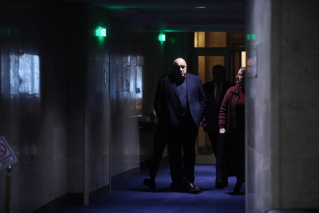 <p>Нищо няма да се случи докато не се разберем със синдикати, работодатели и другите партии. Има три варианта за бюджета - изтегляне, отстъпки на властта или удължителен закон. Убеден съм, че ще се разберем, защото ще отстъпим от всичко, което не ми харесва в план-сметката. Това каза в кулоарите на парламента лидерът на ГЕРБ Бойко Борисов.</p>