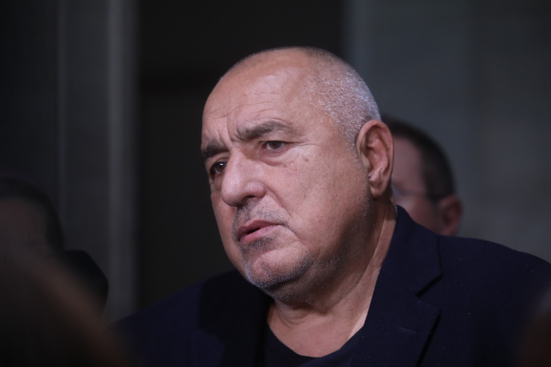 <p>Нищо няма да се случи докато не се разберем със синдикати, работодатели и другите партии. Има три варианта за бюджета - изтегляне, отстъпки на властта или удължителен закон. Убеден съм, че ще се разберем, защото ще отстъпим от всичко, което не ми харесва в план-сметката. Това каза в кулоарите на парламента лидерът на ГЕРБ Бойко Борисов.</p>