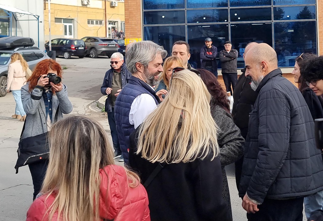 <p>Кметът на Варна Благомир Коцев излезе от ареста. Той бе освободен днес от следствения арест в крайморския град, който се помещава в затвора. &quot;Надявам се от понеделник да влезем отново в нужния работен ритъм&quot;, каза пред вратите на затвора Коцев. Той бе посрещнат от дамата, с която живее, свои близки и приятели.</p>