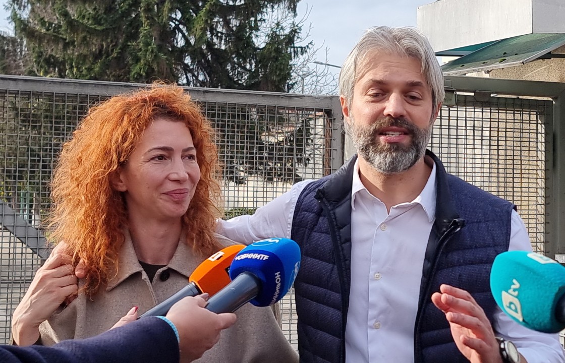 <p>Кметът на Варна Благомир Коцев излезе от ареста. Той бе освободен днес от следствения арест в крайморския град, който се помещава в затвора. &quot;Надявам се от понеделник да влезем отново в нужния работен ритъм&quot;, каза пред вратите на затвора Коцев. Той бе посрещнат от дамата, с която живее, свои близки и приятели.</p>