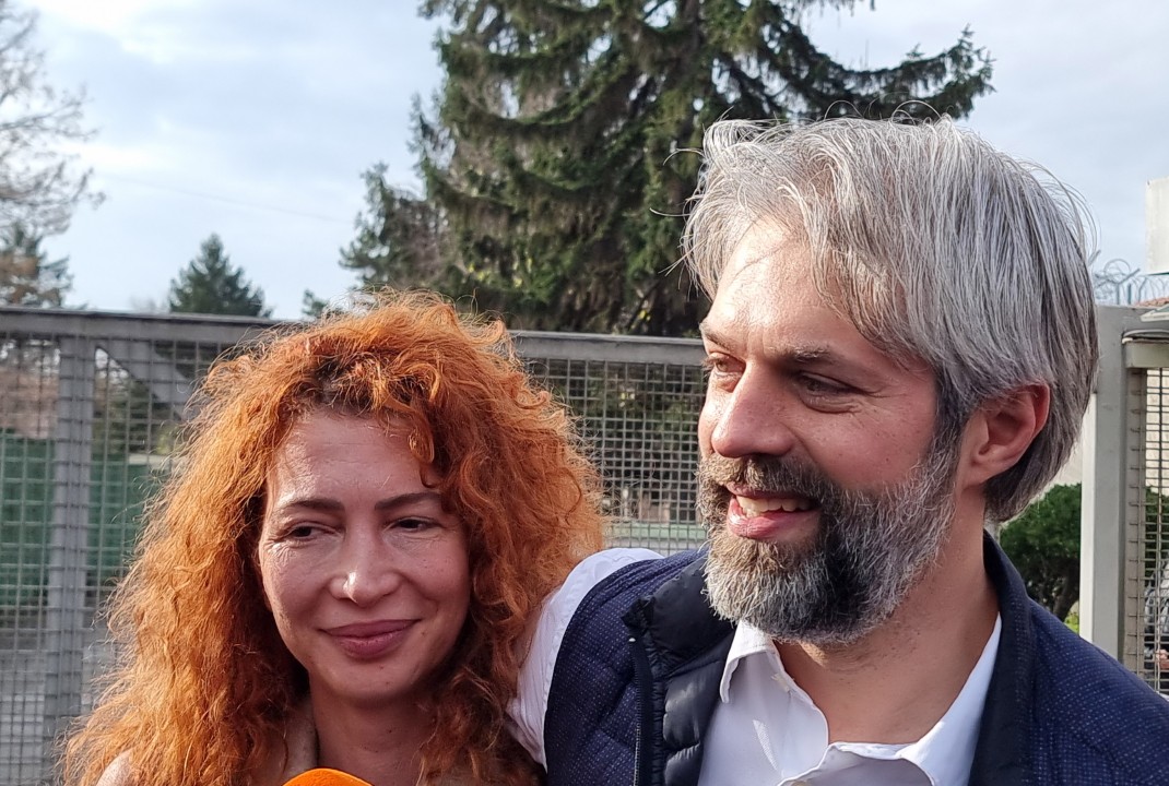 <p>Кметът на Варна Благомир Коцев излезе от ареста. Той бе освободен днес от следствения арест в крайморския град, който се помещава в затвора. &quot;Надявам се от понеделник да влезем отново в нужния работен ритъм&quot;, каза пред вратите на затвора Коцев. Той бе посрещнат от дамата, с която живее, свои близки и приятели.</p>