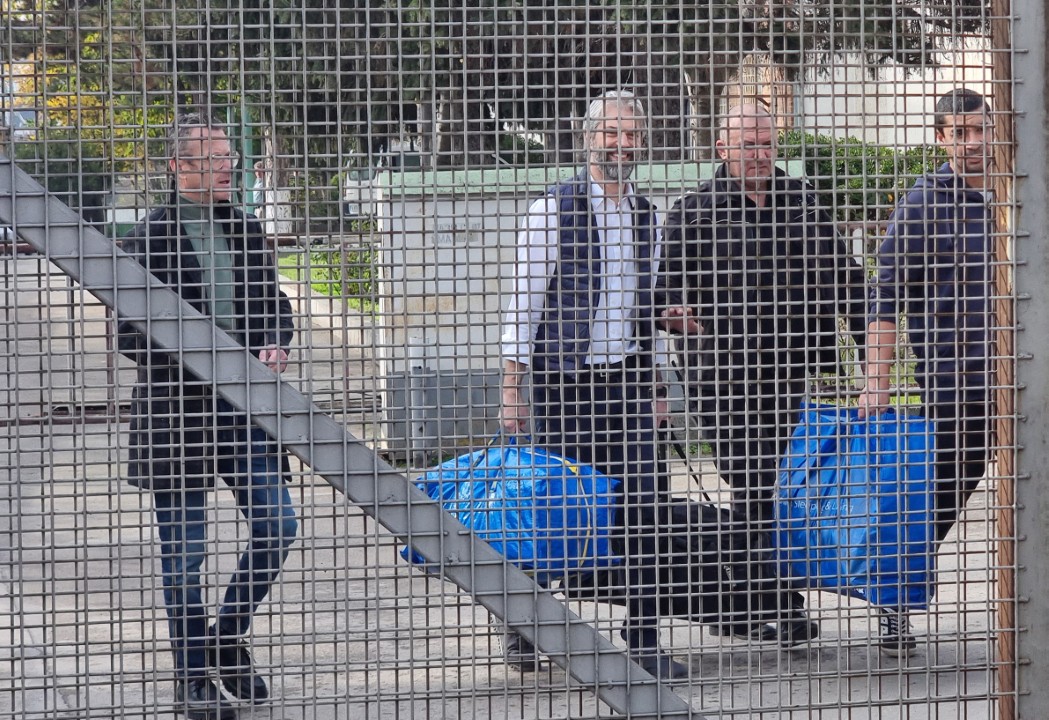 <p>Кметът на Варна Благомир Коцев излезе от ареста. Той бе освободен днес от следствения арест в крайморския град, който се помещава в затвора. &quot;Надявам се от понеделник да влезем отново в нужния работен ритъм&quot;, каза пред вратите на затвора Коцев. Той бе посрещнат от дамата, с която живее, свои близки и приятели.</p>