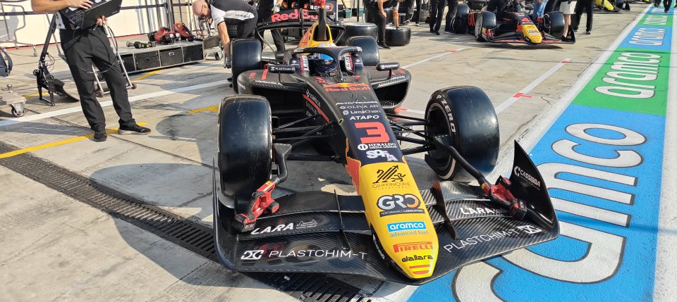 Никола Цолов дебютира във Формула 2 на пистата Лусаил в1