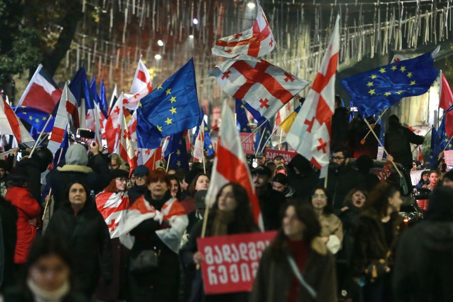 <p>Протестно множество излезе в петък по улиците на грузинската столица Тбилиси, за да отбележи 365 дни от началото на неспирните демонстрации срещу решението на правителството да спре преговорите за присъединяване към Европейския съюз, предаде Асошиейтед прес.</p>