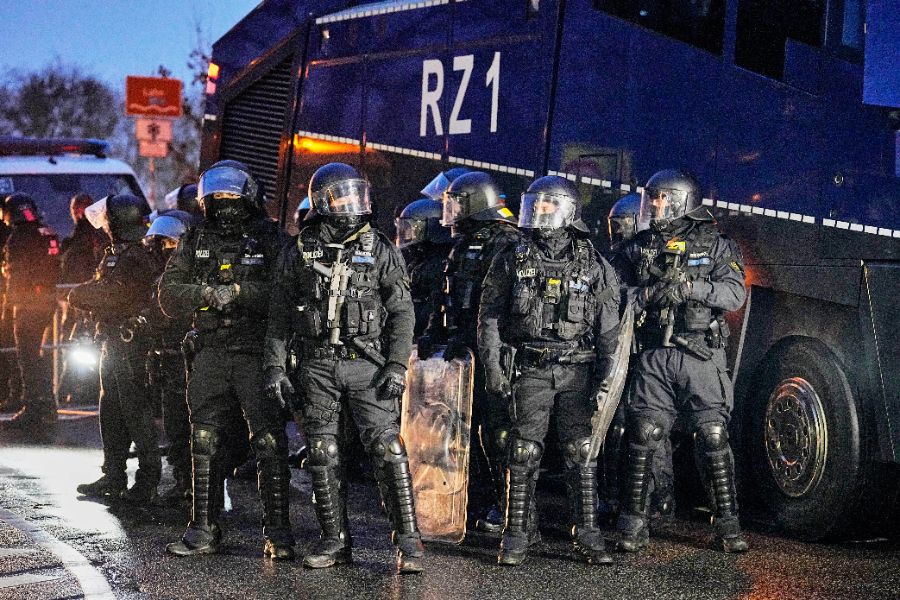 <p>Протестиращи започнаха да блокират улиците в централния германски град Гисен, като се очаква десетки хиляди хора да се съберат, за да протестират срещу учредяването на новата младежка организация на крайнодясната партия &bdquo;Алтернатива за Германия&ldquo; (АзГ), предаде ДПА.</p>