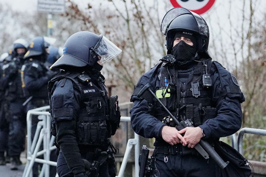 <p>Протестиращи започнаха да блокират улиците в централния германски град Гисен, като се очаква десетки хиляди хора да се съберат, за да протестират срещу учредяването на новата младежка организация на крайнодясната партия &bdquo;Алтернатива за Германия&ldquo; (АзГ), предаде ДПА.</p>