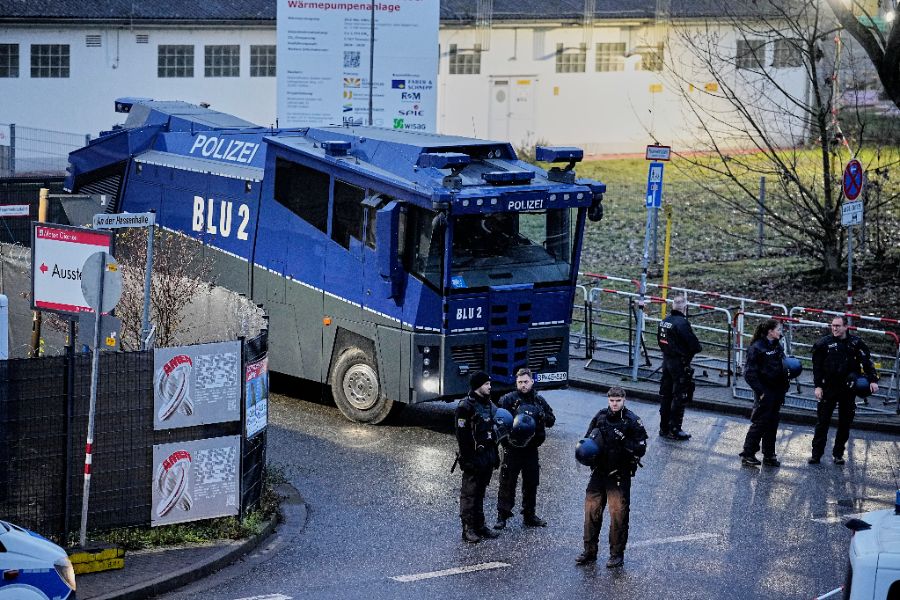 <p>Протестиращи започнаха да блокират улиците в централния германски град Гисен, като се очаква десетки хиляди хора да се съберат, за да протестират срещу учредяването на новата младежка организация на крайнодясната партия &bdquo;Алтернатива за Германия&ldquo; (АзГ), предаде ДПА.</p>