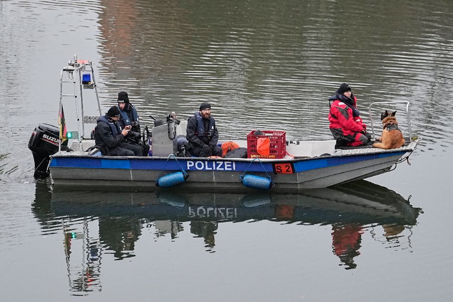 <p>Протестиращи започнаха да блокират улиците в централния германски град Гисен, като се очаква десетки хиляди хора да се съберат, за да протестират срещу учредяването на новата младежка организация на крайнодясната партия &bdquo;Алтернатива за Германия&ldquo; (АзГ), предаде ДПА.</p>