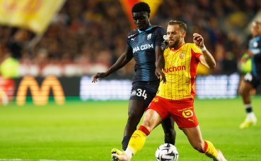 Защитник на Ланс с двойна фрактура на крака, ще отсъства с месеци